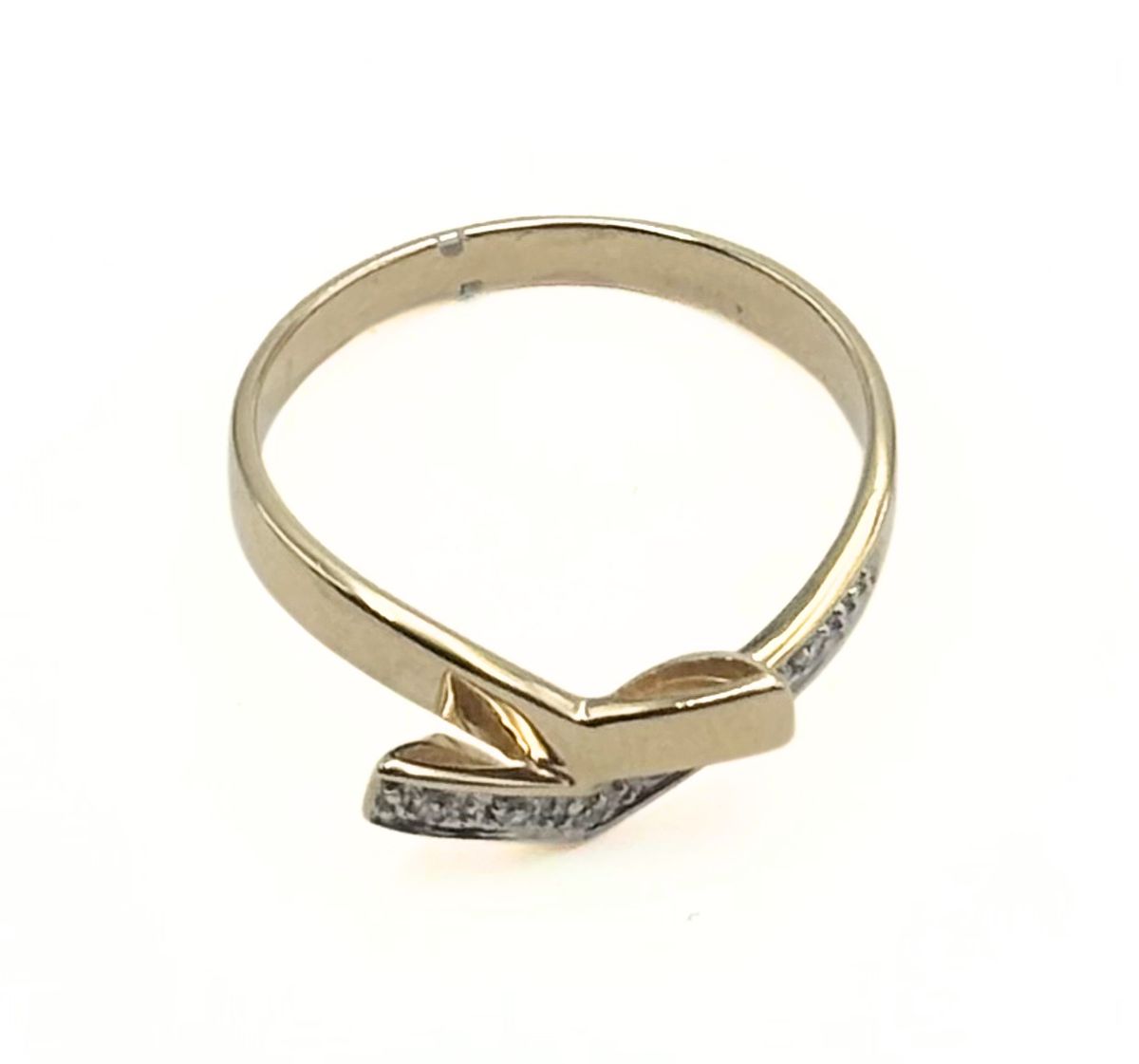Vintage gullring med geometrisk design og diamantdetaljer