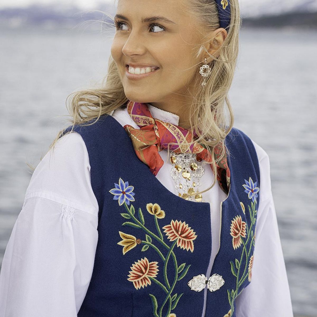 Lang ørepynt, hvit, Nordlandsbunad